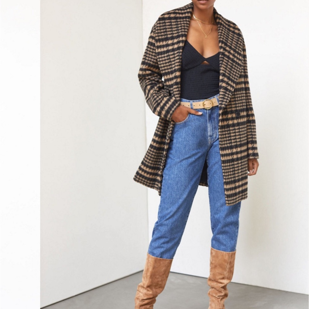 Oversized Houndstooth Coat. Tan and black plaid